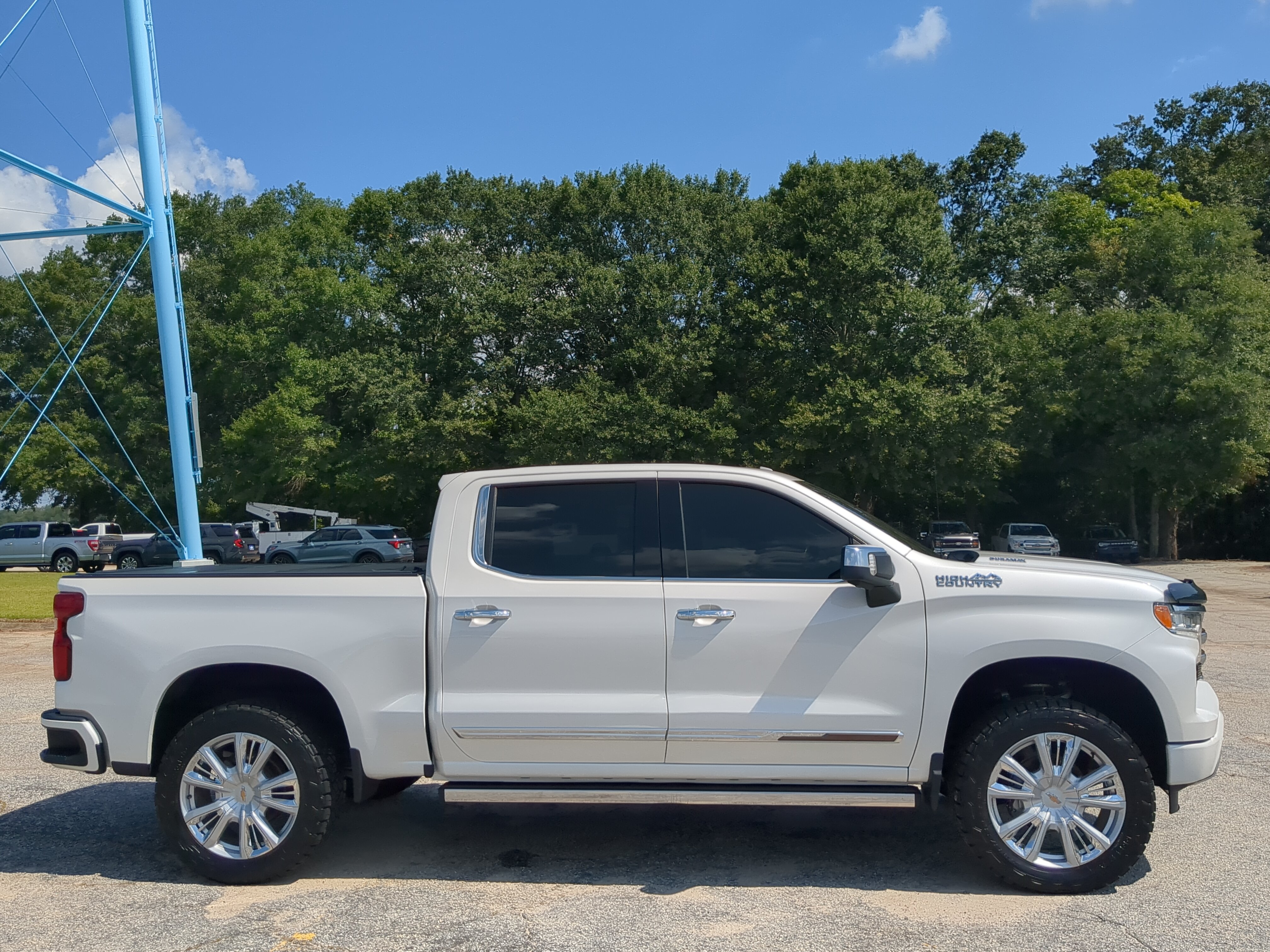 Used 2022 Chevrolet Silverado 1500 High Country w/ High Country Premium Package AWD/4WD video 2