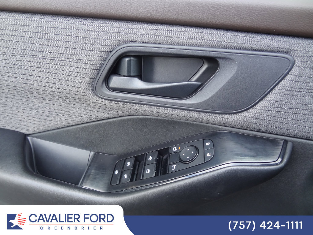 Used 2023 Nissan Rogue S AWD/4WD image 13