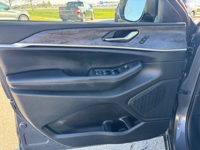 Used 2024 Jeep Grand Cherokee Limited w/ Black Appearance Package image 11