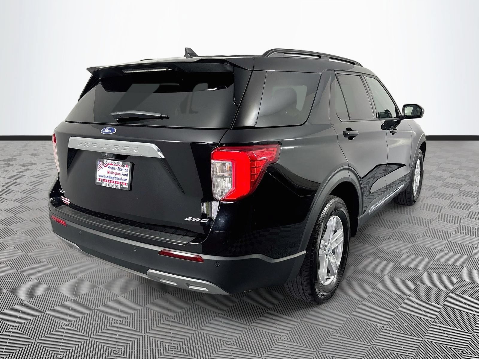 Certified 2023 Ford Explorer XLT w/ Equipment Group 202A AWD/4WD image 7