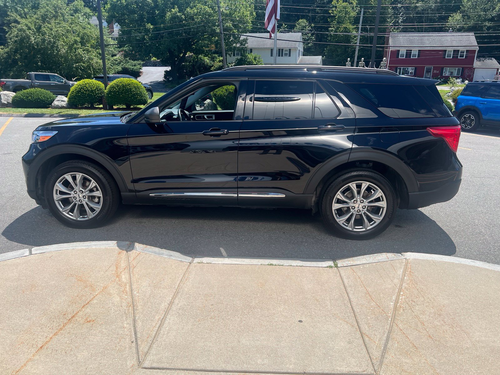 Certified 2023 Ford Explorer XLT w/ Equipment Group 202A AWD/4WD image 4