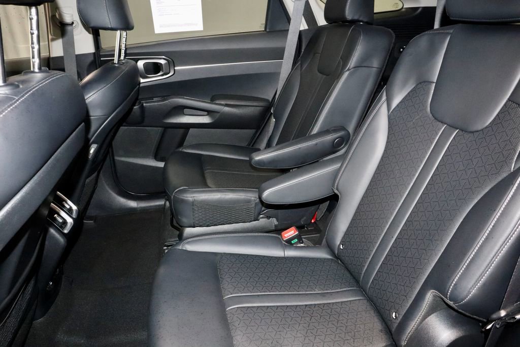 Used 2022 Kia Sorento EX w/ Panoramic Sunroof Package image 24