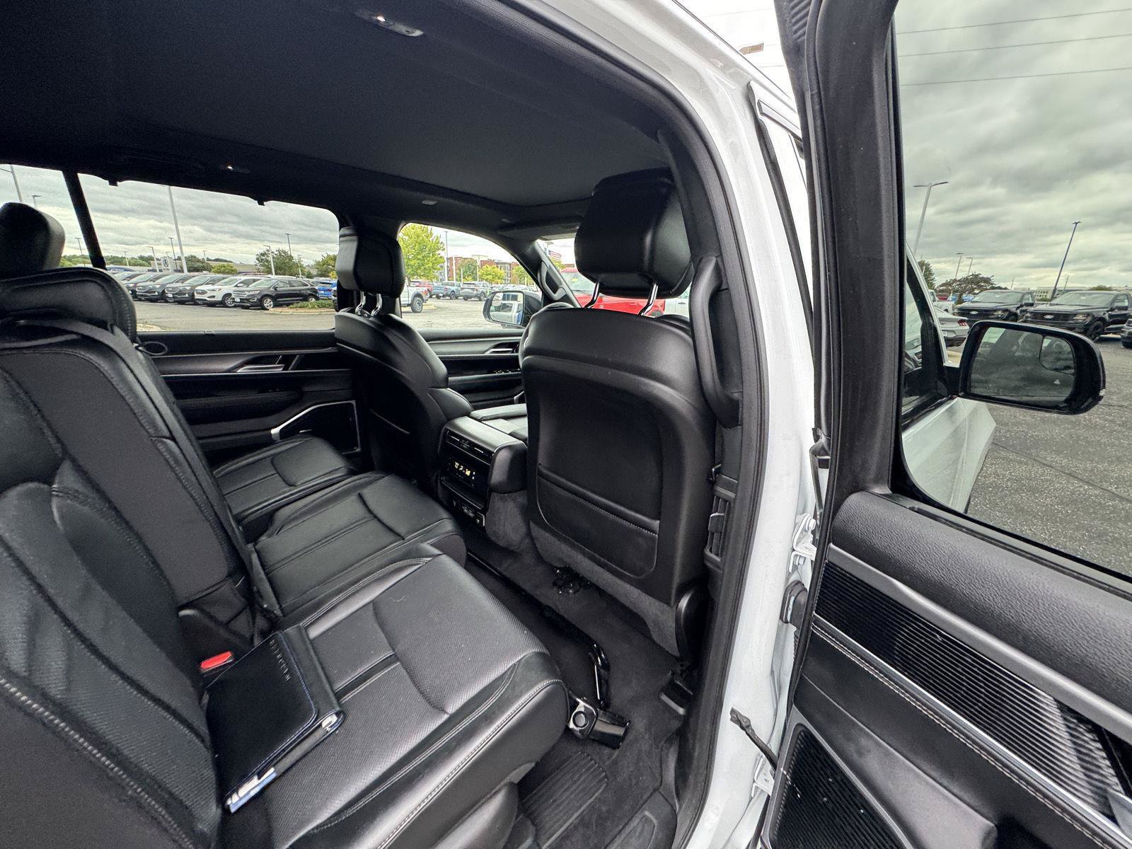 Used 2024 Jeep Wagoneer Series II w/ Convenience Group I AWD/4WD image 16