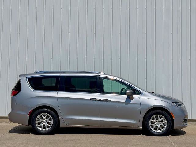 Used 2021 Chrysler Pacifica Touring-L FWD image 7