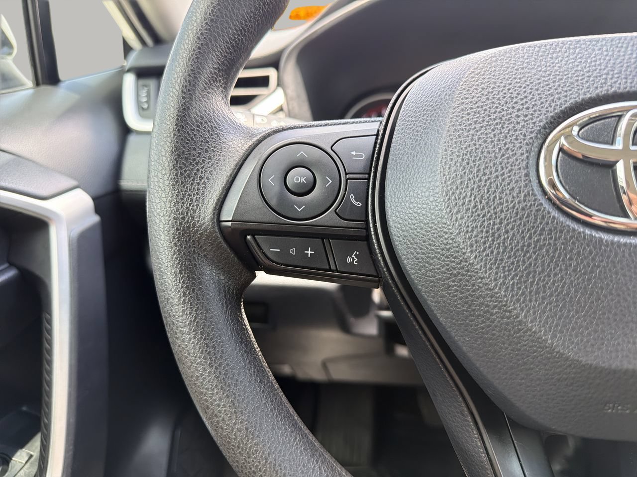 Used 2024 Toyota RAV4 XLE FWD image 25