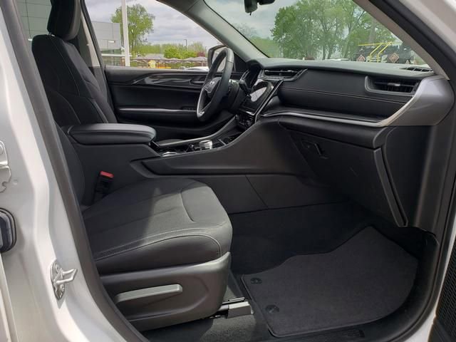 Used 2023 Jeep Grand Cherokee Laredo w/ Luxury Tech Group I AWD/4WD image 19