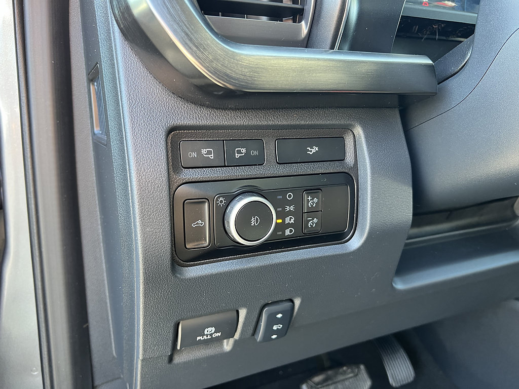Certified 2023 Ford F350 Platinum w/ FX4 Off-Road Package AWD/4WD image 30