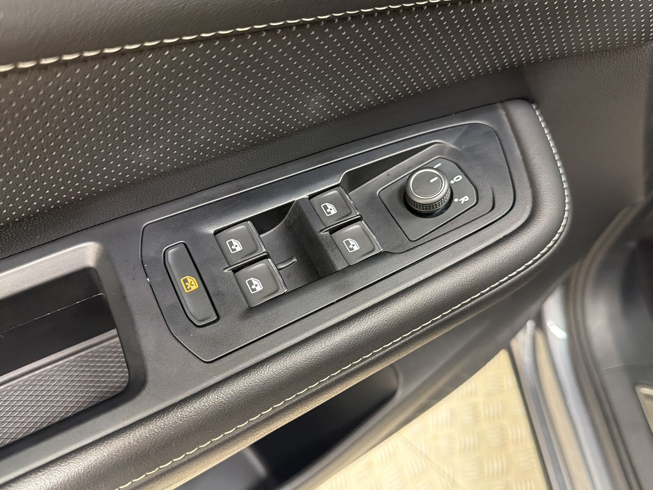Used 2025 Volkswagen Atlas SE FWD image 26