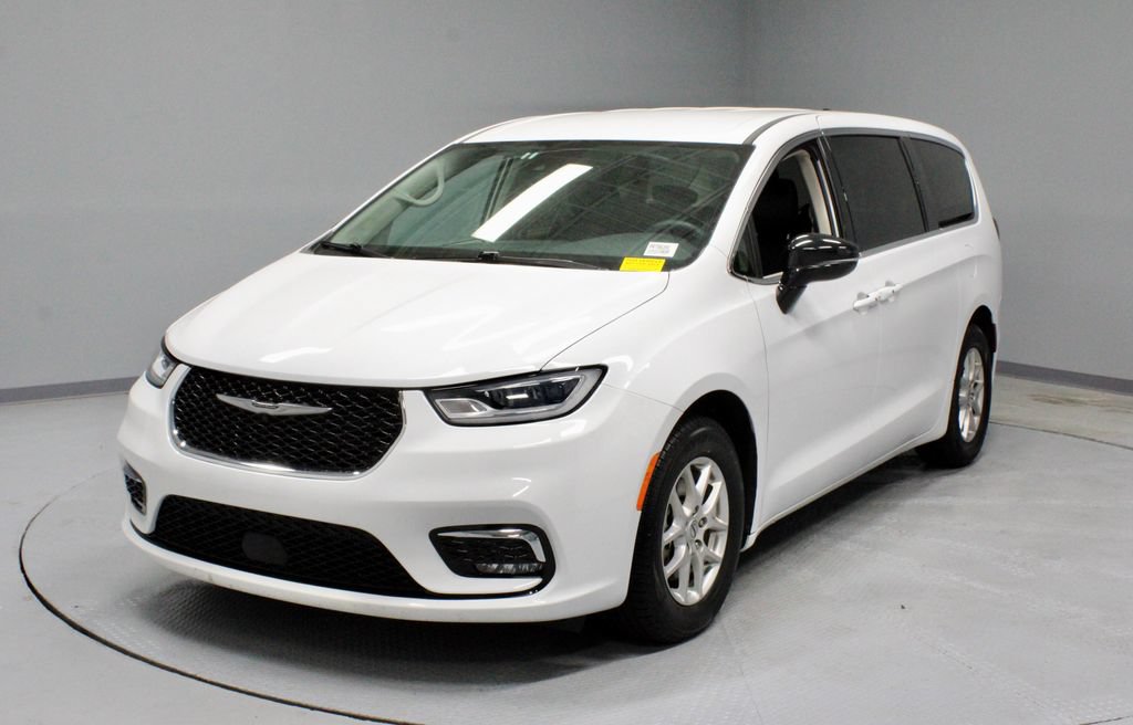 Used 2024 Chrysler Pacifica Touring-L FWD image 7