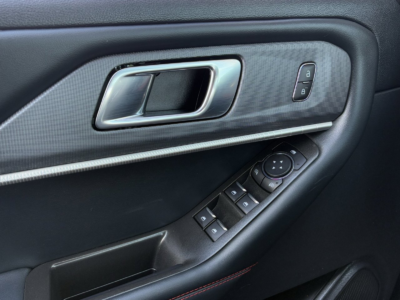 Certified 2025 Ford Explorer ST-Line AWD/4WD image 24