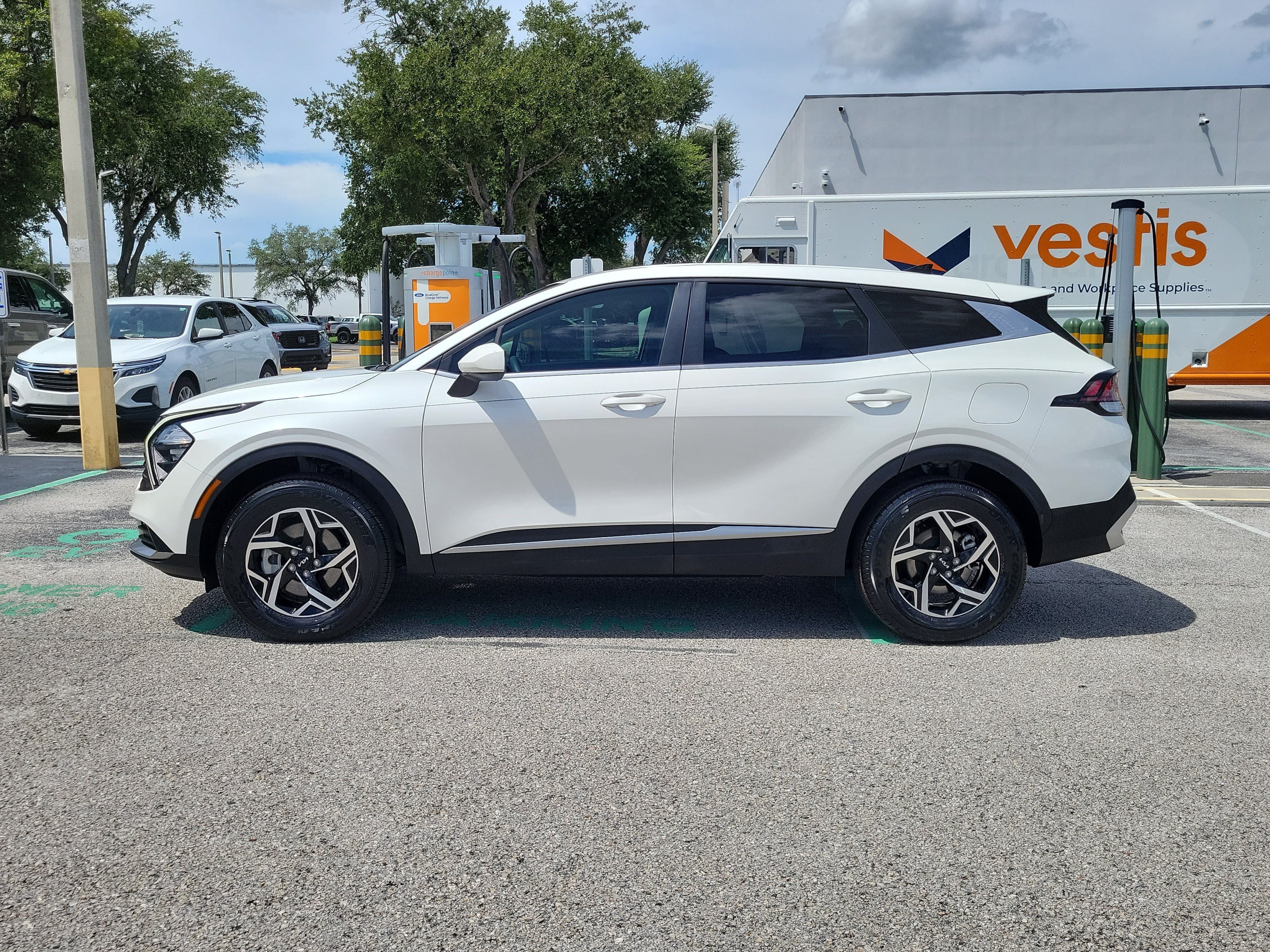 Used 2023 Kia Sportage LX AWD/4WD image 6