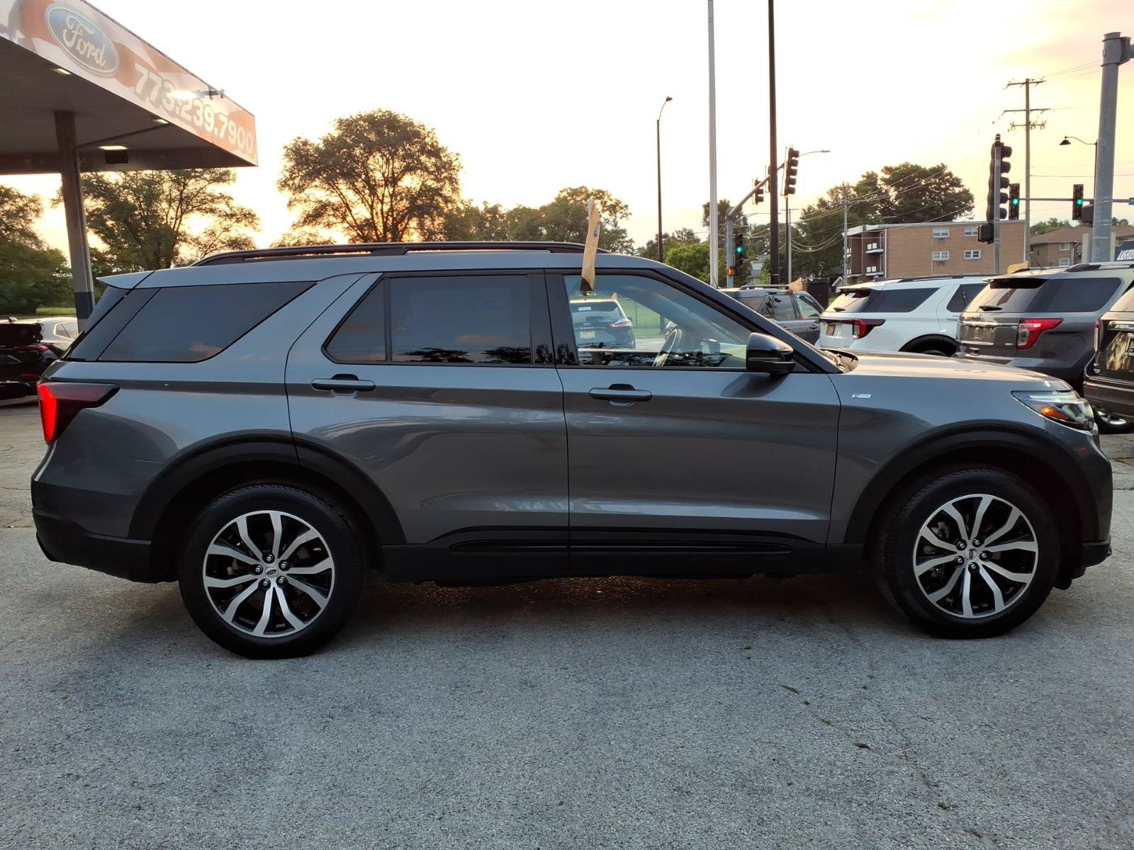 Certified 2025 Ford Explorer ST-Line AWD/4WD image 2