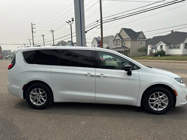 Used 2025 Chrysler Pacifica Select FWD image 5