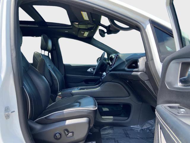 Used 2025 Chrysler Pacifica Limited FWD image 18