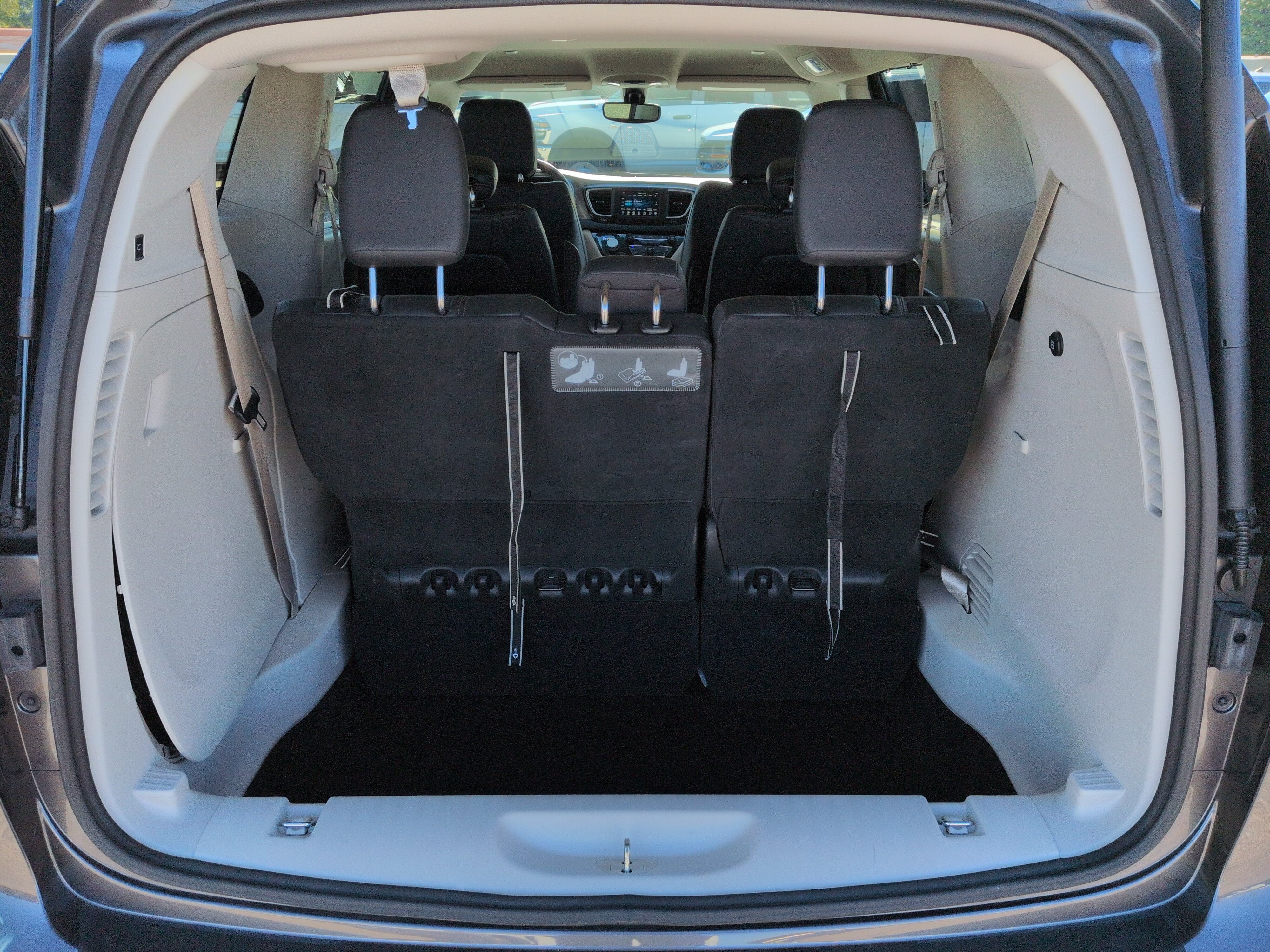 Used 2020 Chrysler Pacifica Touring-L FWD image 11