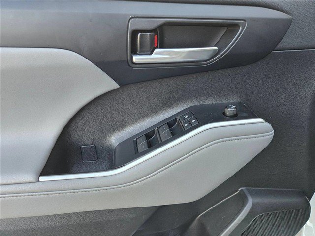 Used 2021 Toyota Highlander XLE FWD image 19