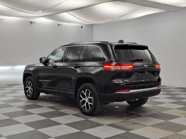 Used 2023 Jeep Grand Cherokee Limited AWD/4WD image 9