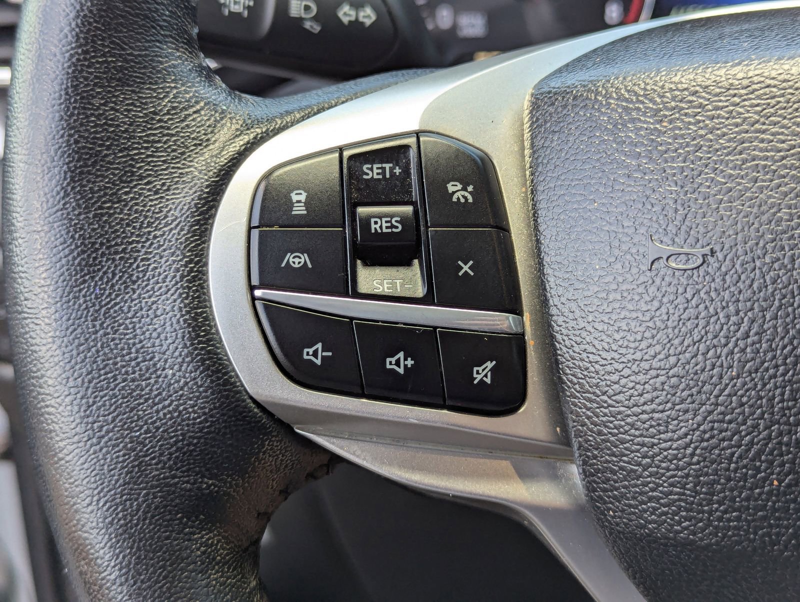 Certified 2023 Ford Explorer XLT w/ Equipment Group 202A RWD image 32