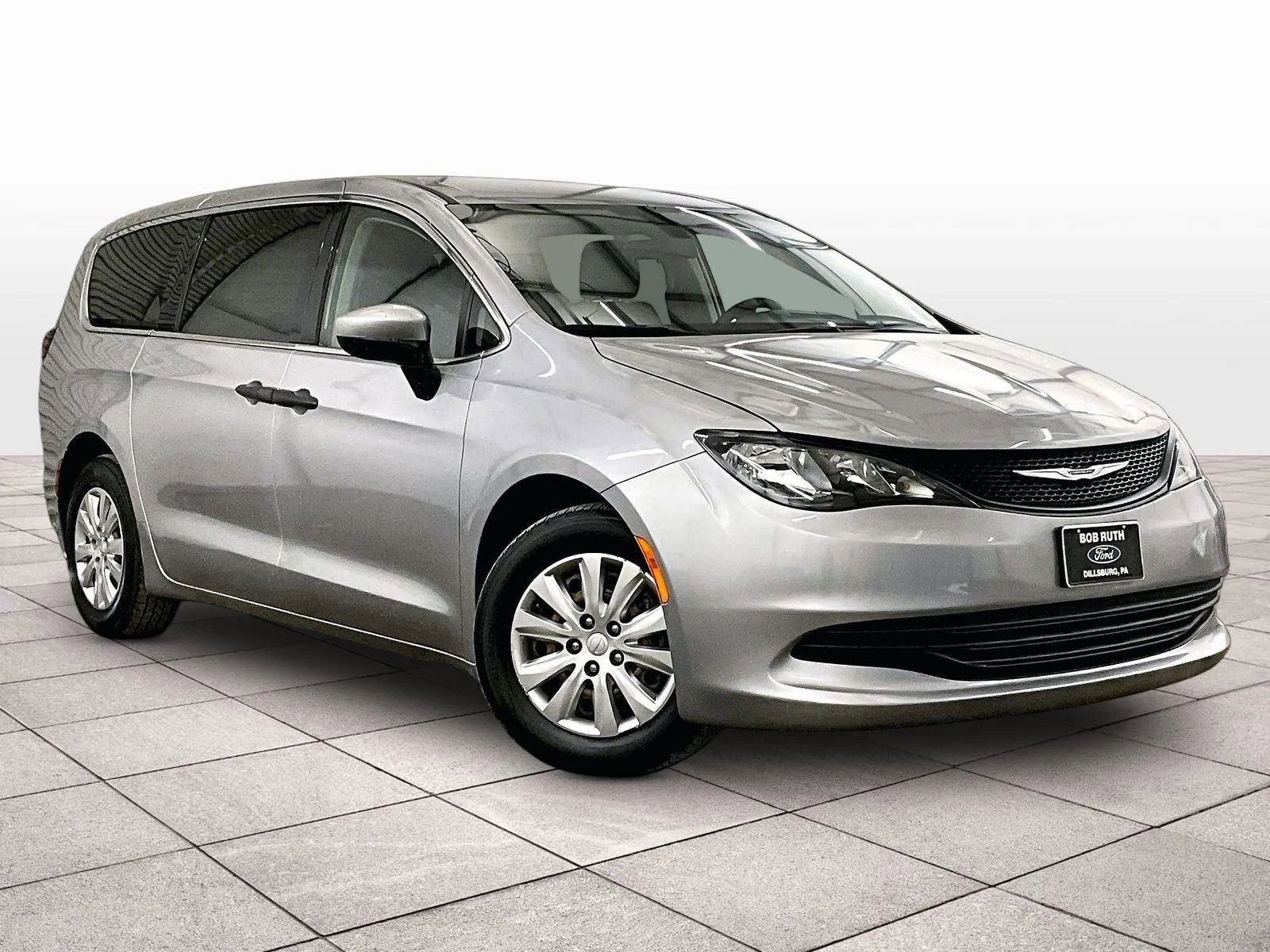 Used 2020 Chrysler Voyager L image 2