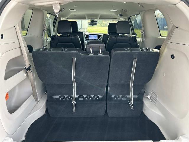 Used 2024 Chrysler Pacifica Touring-L image 19