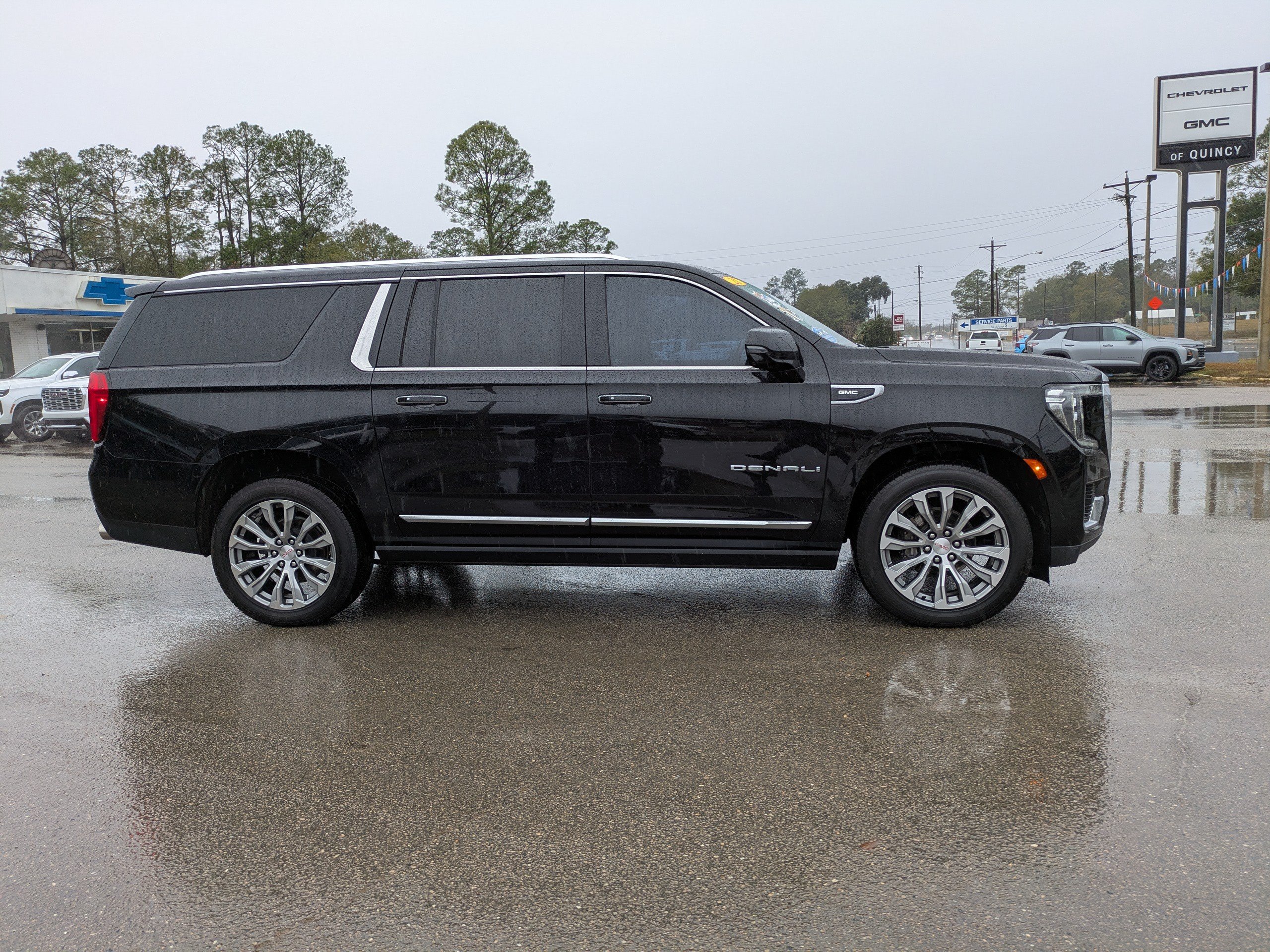 Used 2021 GMC Yukon XL Denali w/ Denali Premium Package RWD image 3