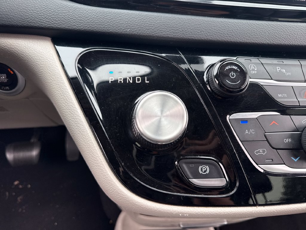 Used 2023 Chrysler Pacifica Touring-L FWD image 29