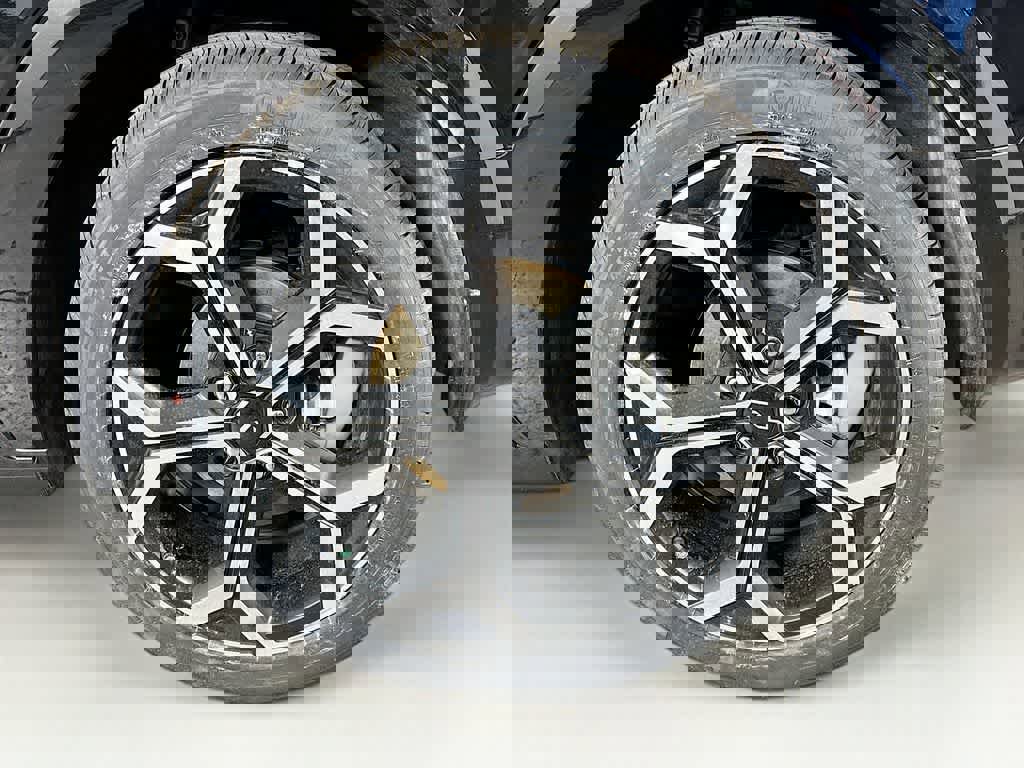 Used 2024 Kia Niro EX Touring image 11