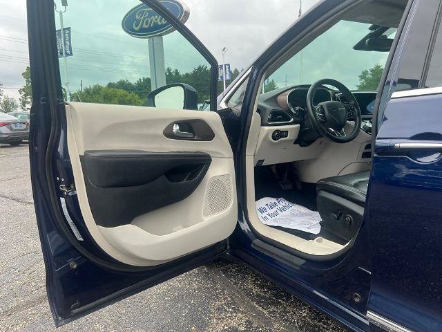 Used 2017 Chrysler Pacifica Touring-L Plus w/ Advanced Safetytec Group FWD image 9