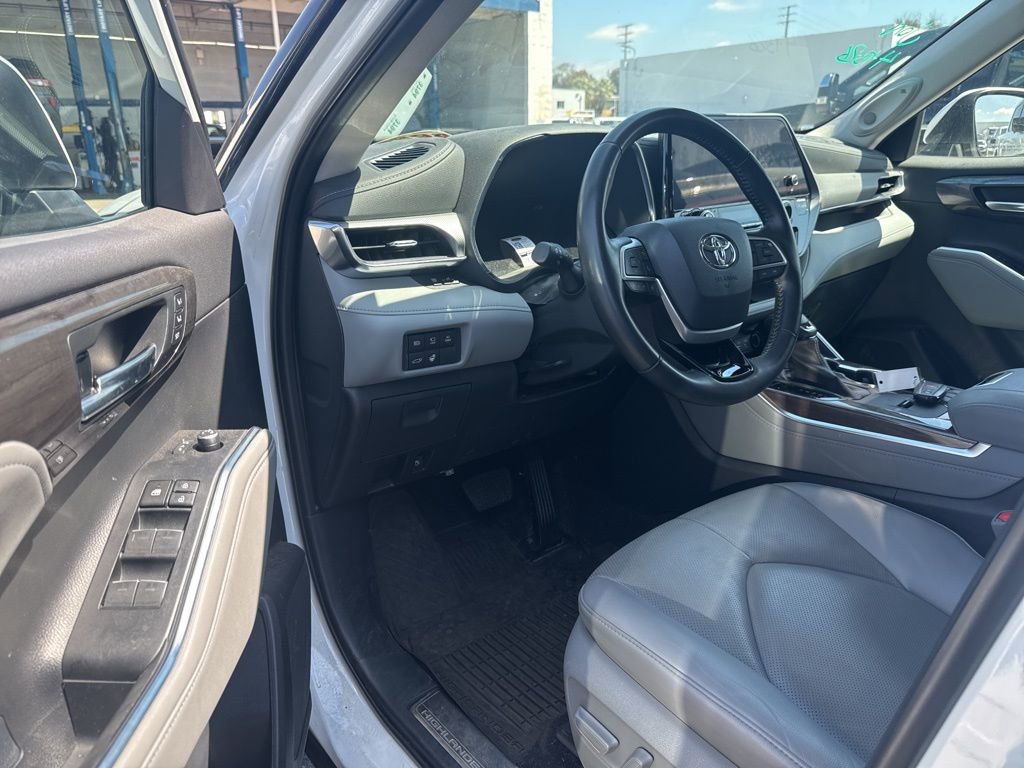 Used 2023 Toyota Highlander Platinum image 5