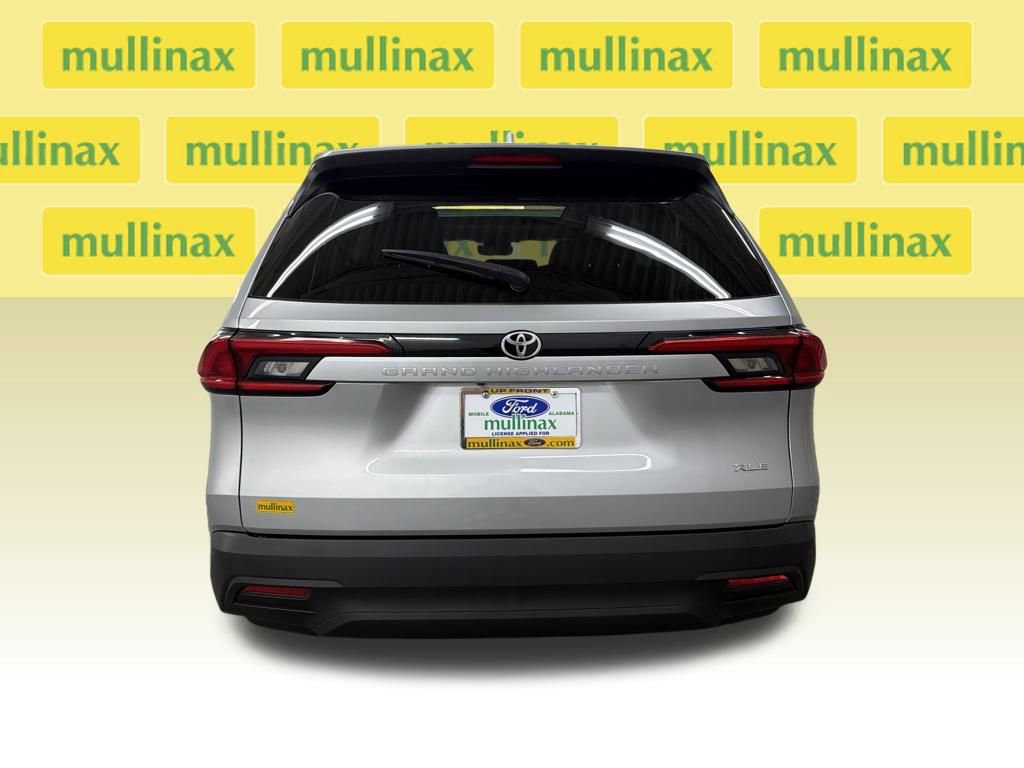 Used 2024 Toyota Grand Highlander image 4