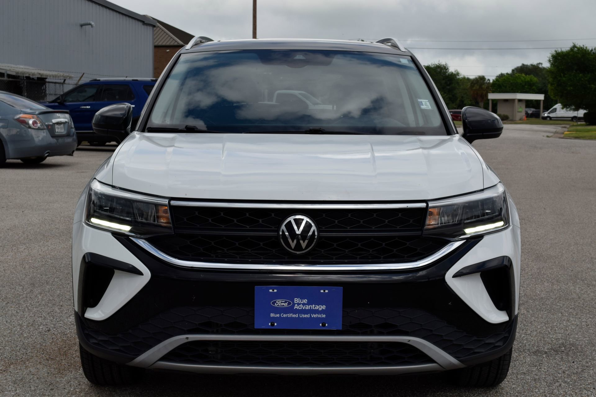 Used 2024 Volkswagen Taos SE w/ Panoramic Sunroof Package FWD image 2