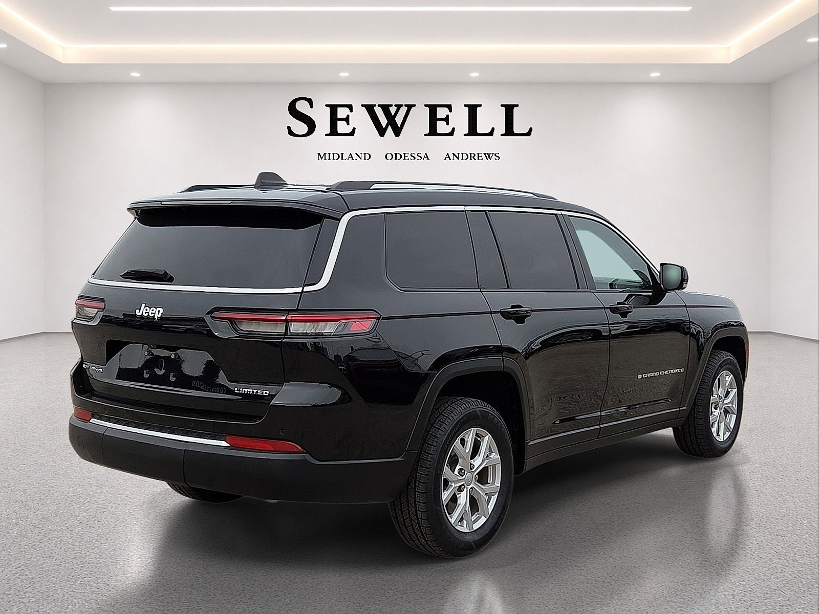 Used 2023 Jeep Grand Cherokee L Limited AWD/4WD image 4