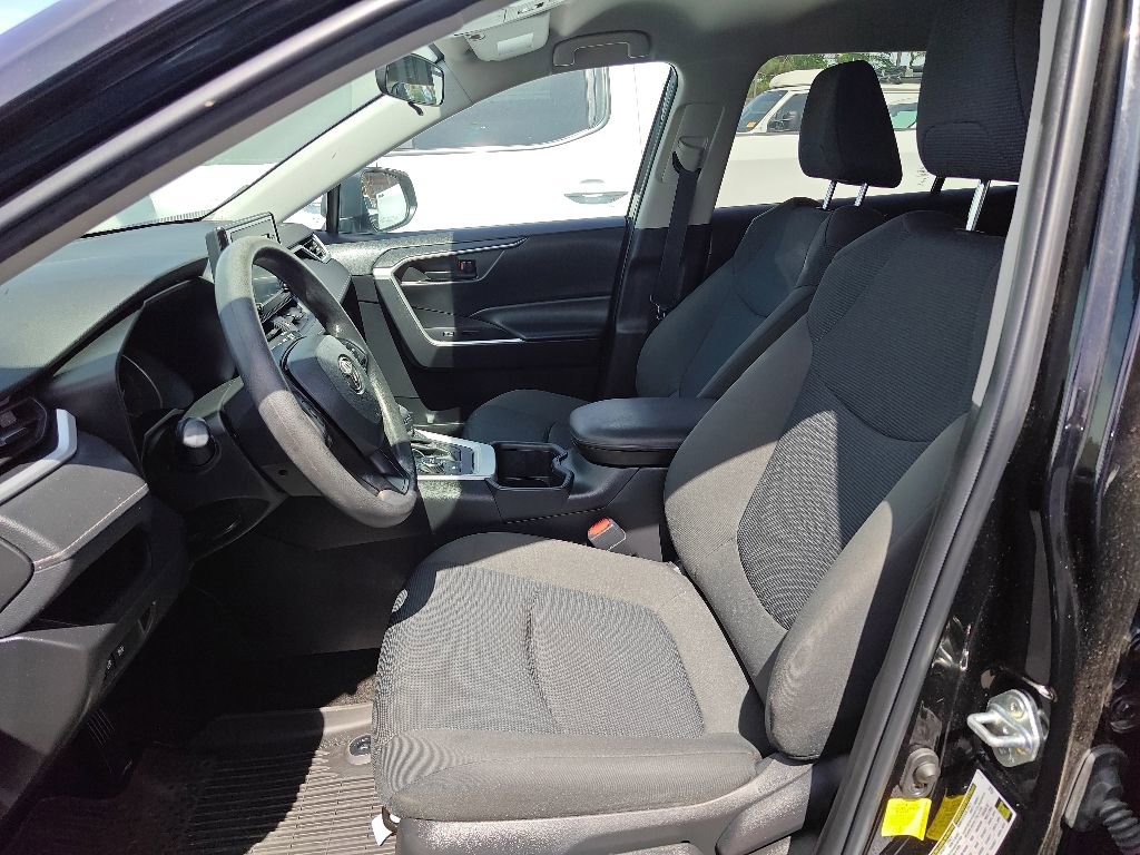 Used 2022 Toyota RAV4 LE AWD/4WD image 8