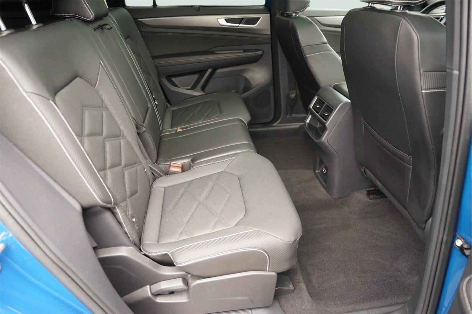 Used 2025 Volkswagen Atlas Cross Sport SE FWD image 16