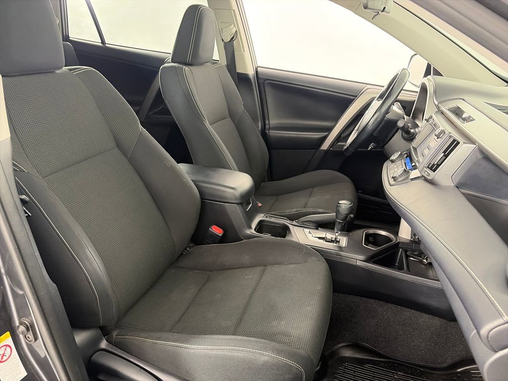 Used 2018 Toyota RAV4 XLE AWD/4WD image 30