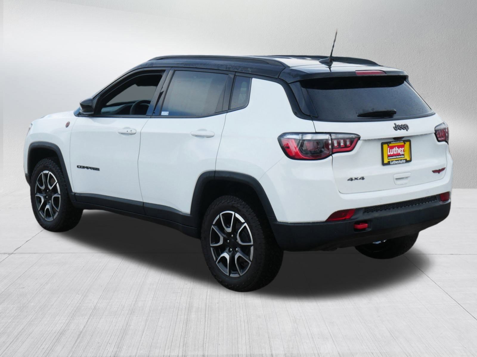 Used 2024 Jeep Compass Trailhawk image 3