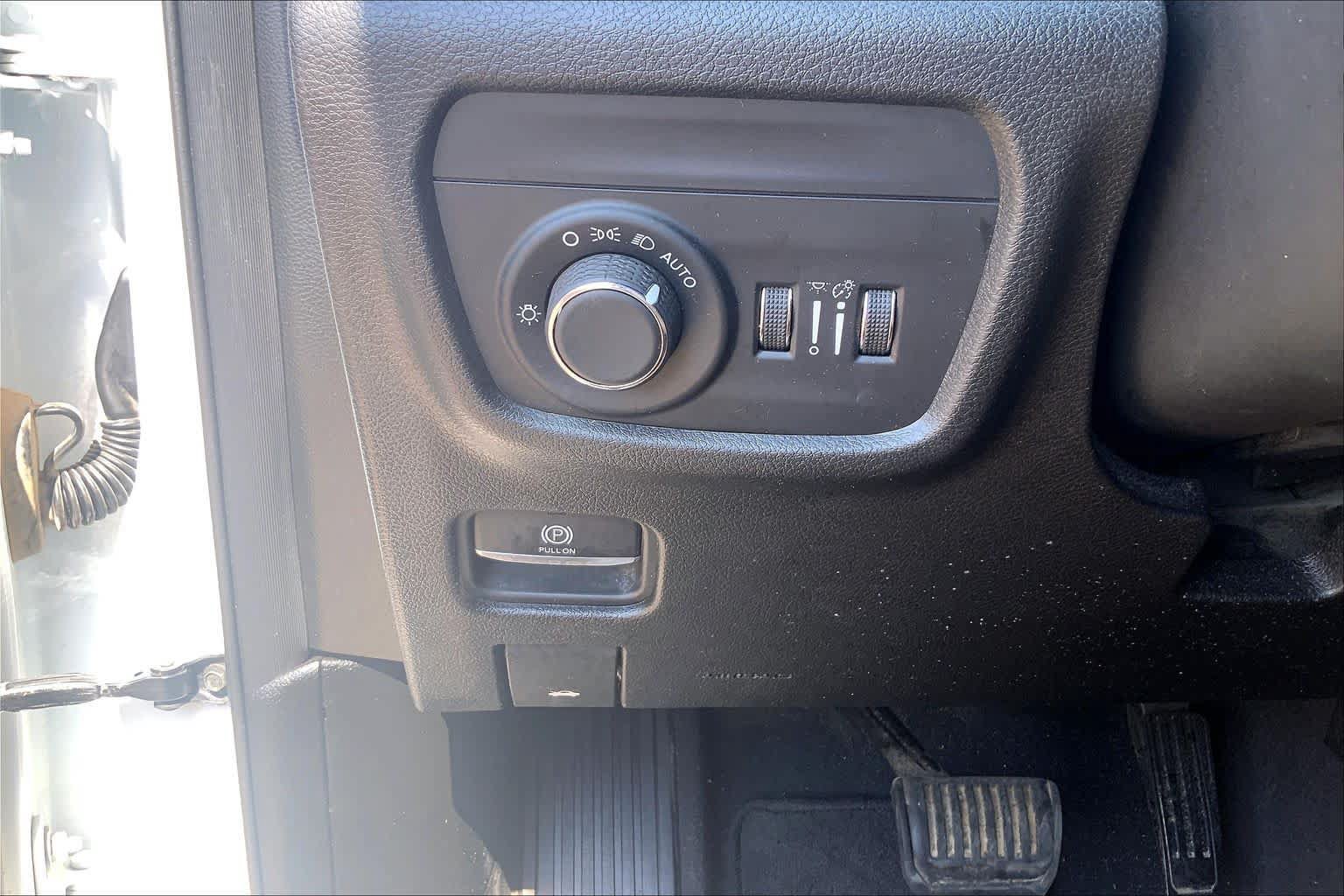 Used 2023 Jeep Grand Cherokee L Laredo RWD image 36