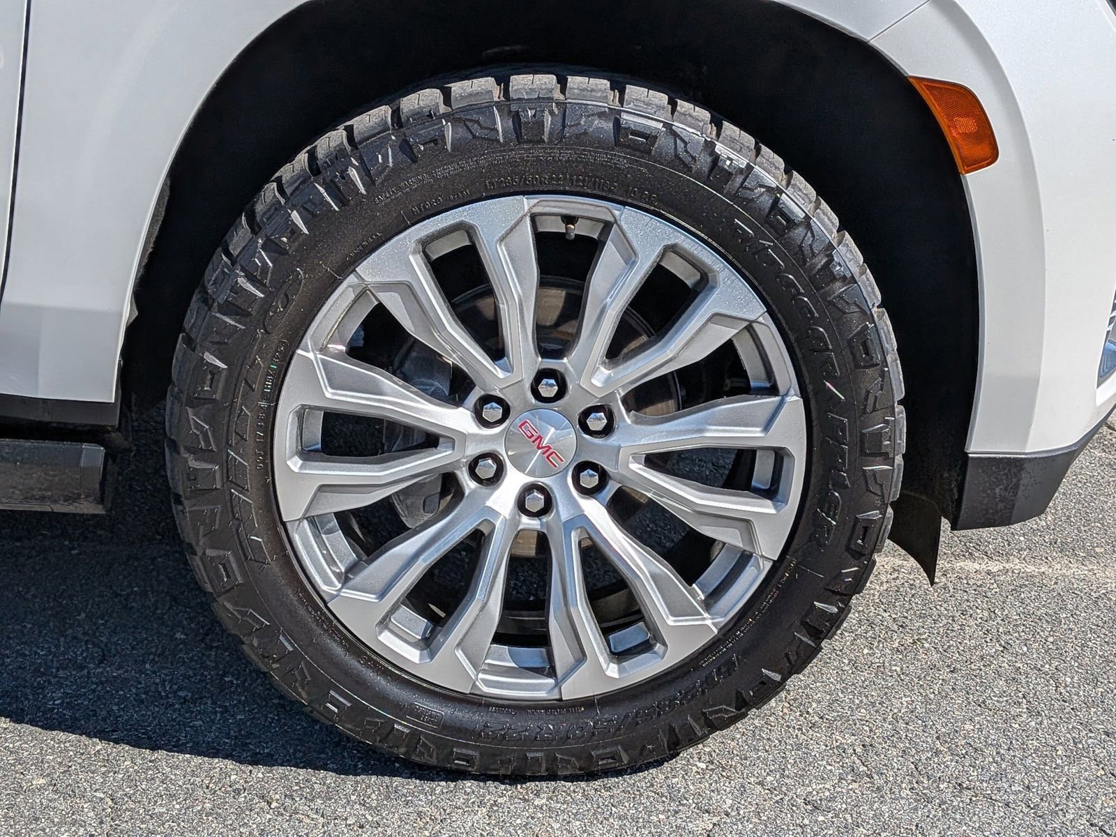 Used 2021 GMC Yukon Denali w/ Denali Premium Package image 6