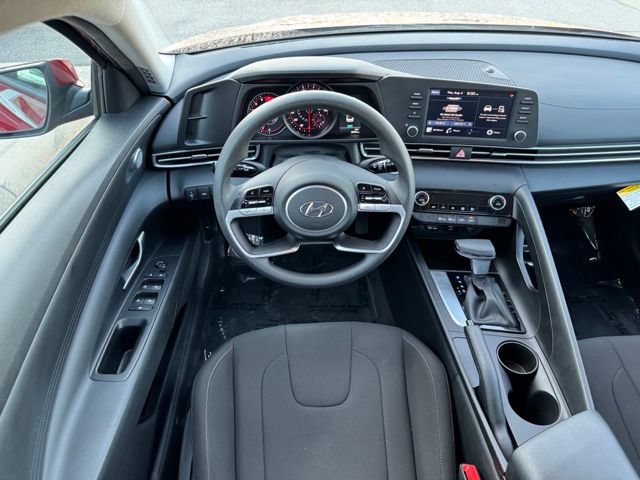 Used 2023 Hyundai Elantra SEL w/ Preferred Accessory Package FWD image 9