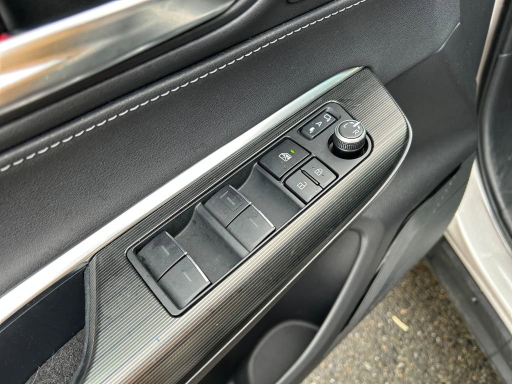 Used 2023 Toyota Venza XLE image 18