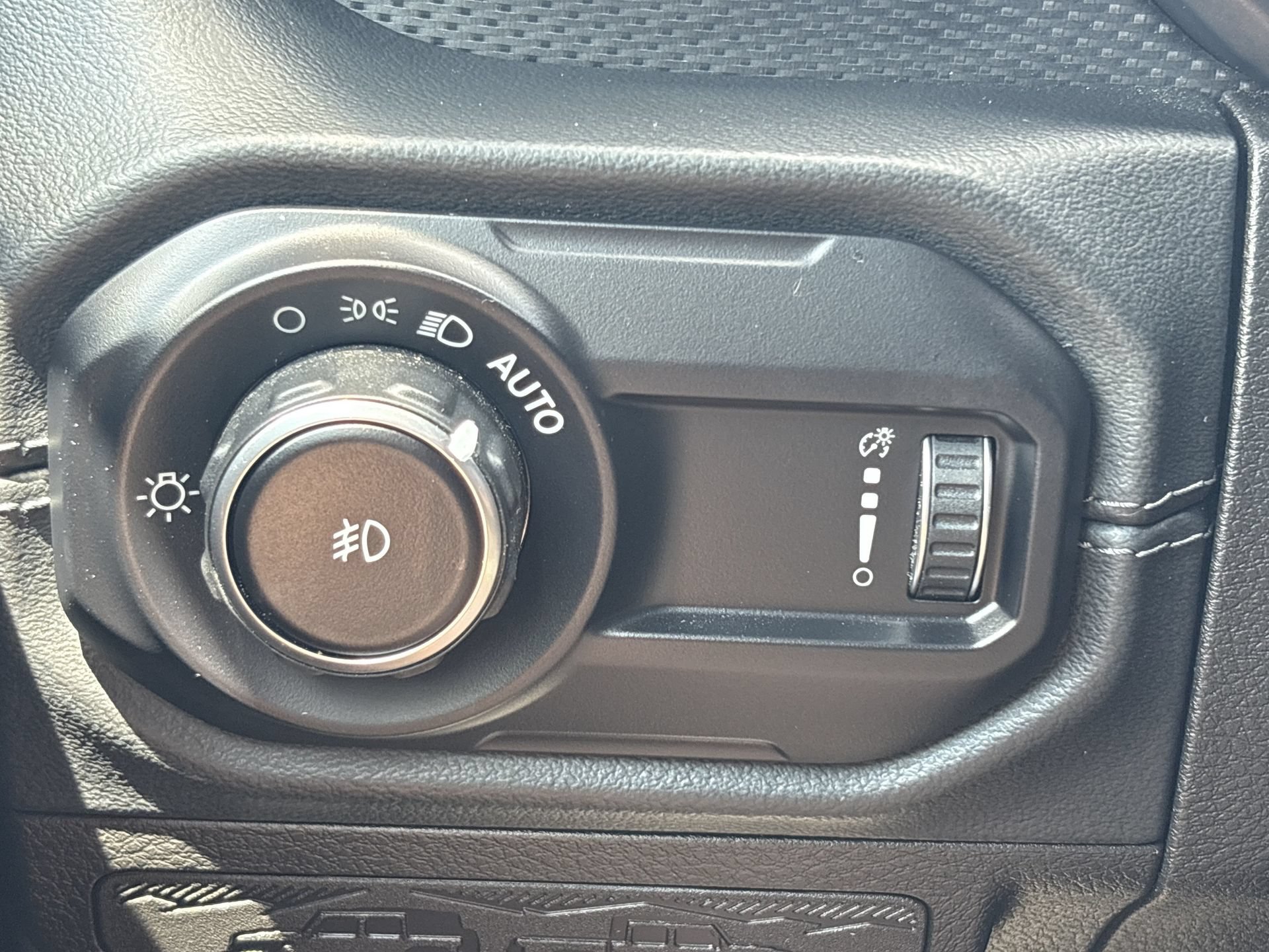 Used 2024 Jeep Wrangler Rubicon w/ Technology Group AWD/4WD image 12