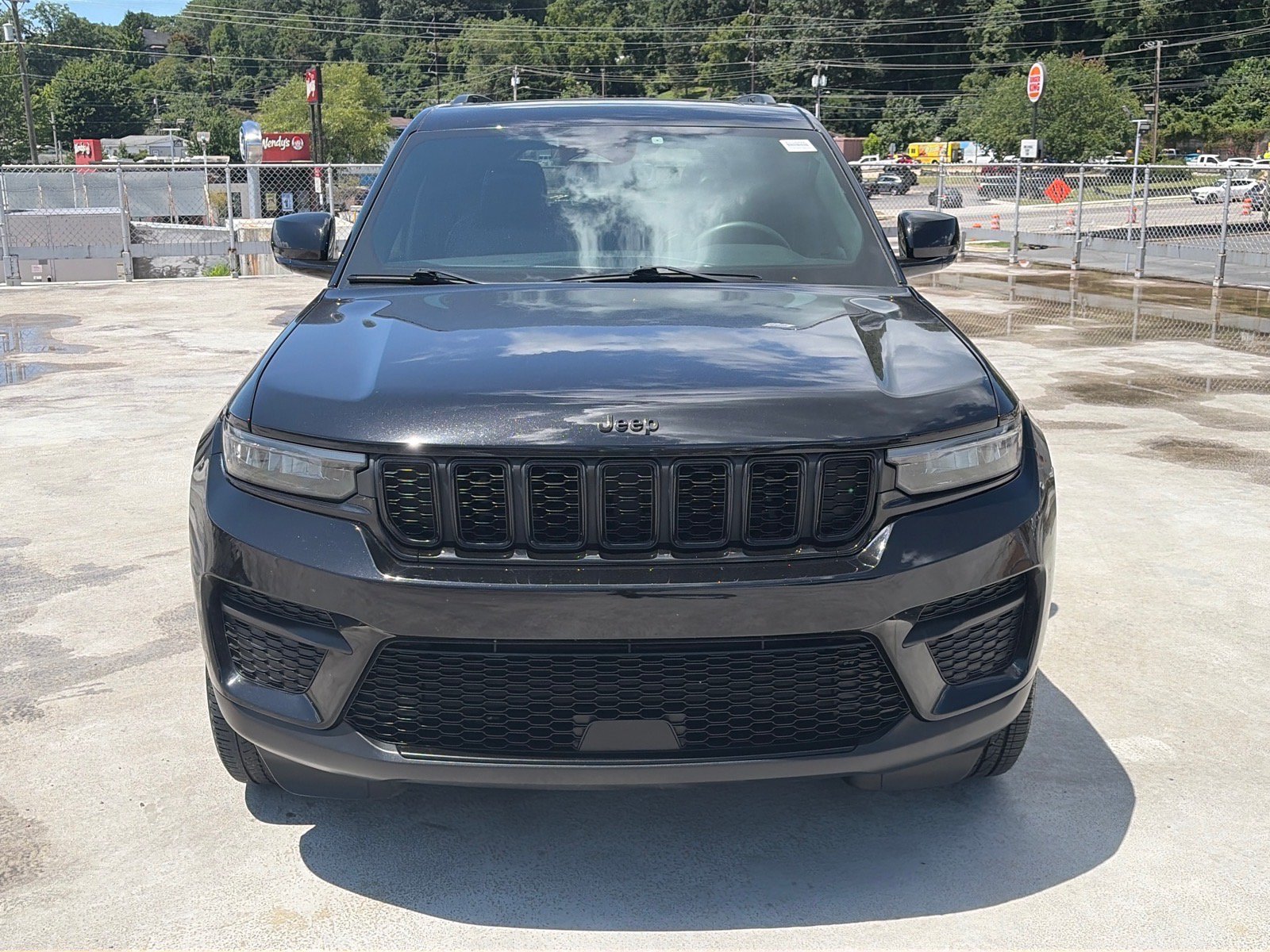 Used 2023 Jeep Grand Cherokee Altitude AWD/4WD image 5