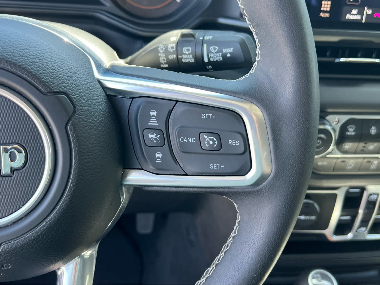 Used 2025 Jeep Wrangler Unlimited Sahara AWD/4WD image 33