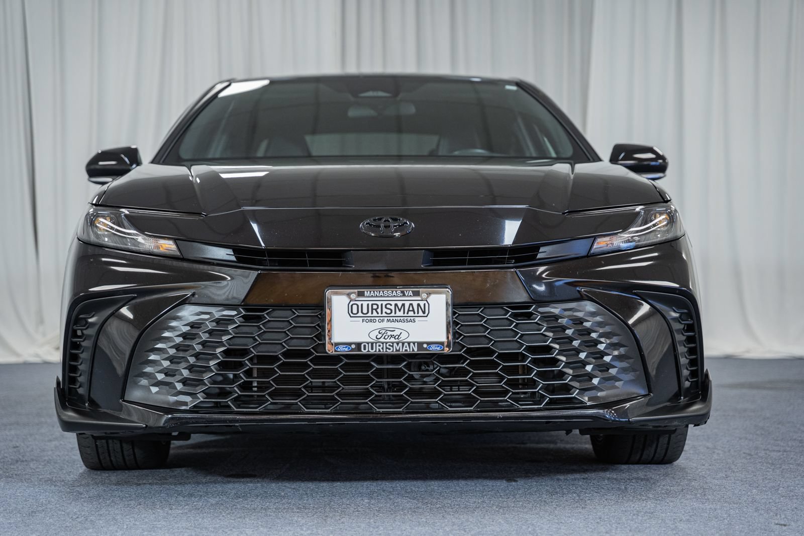 Used 2025 Toyota Camry SE FWD image 2