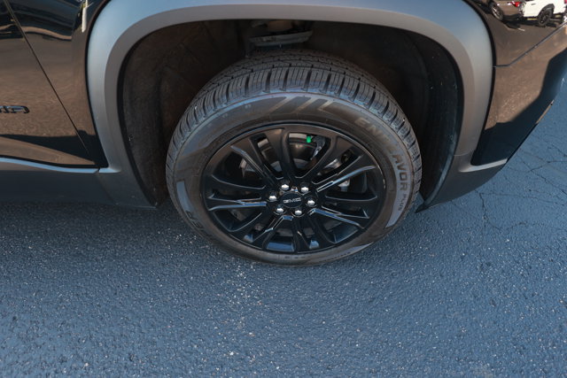 Used 2023 GMC Acadia SLE w/ Driver Convenience Package FWD image 5