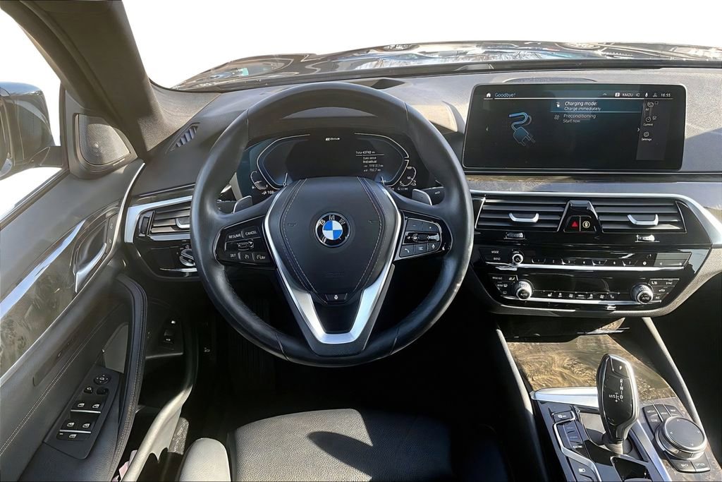 Used 2023 BMW 530e xDrive w/ Premium Package AWD/4WD image 4