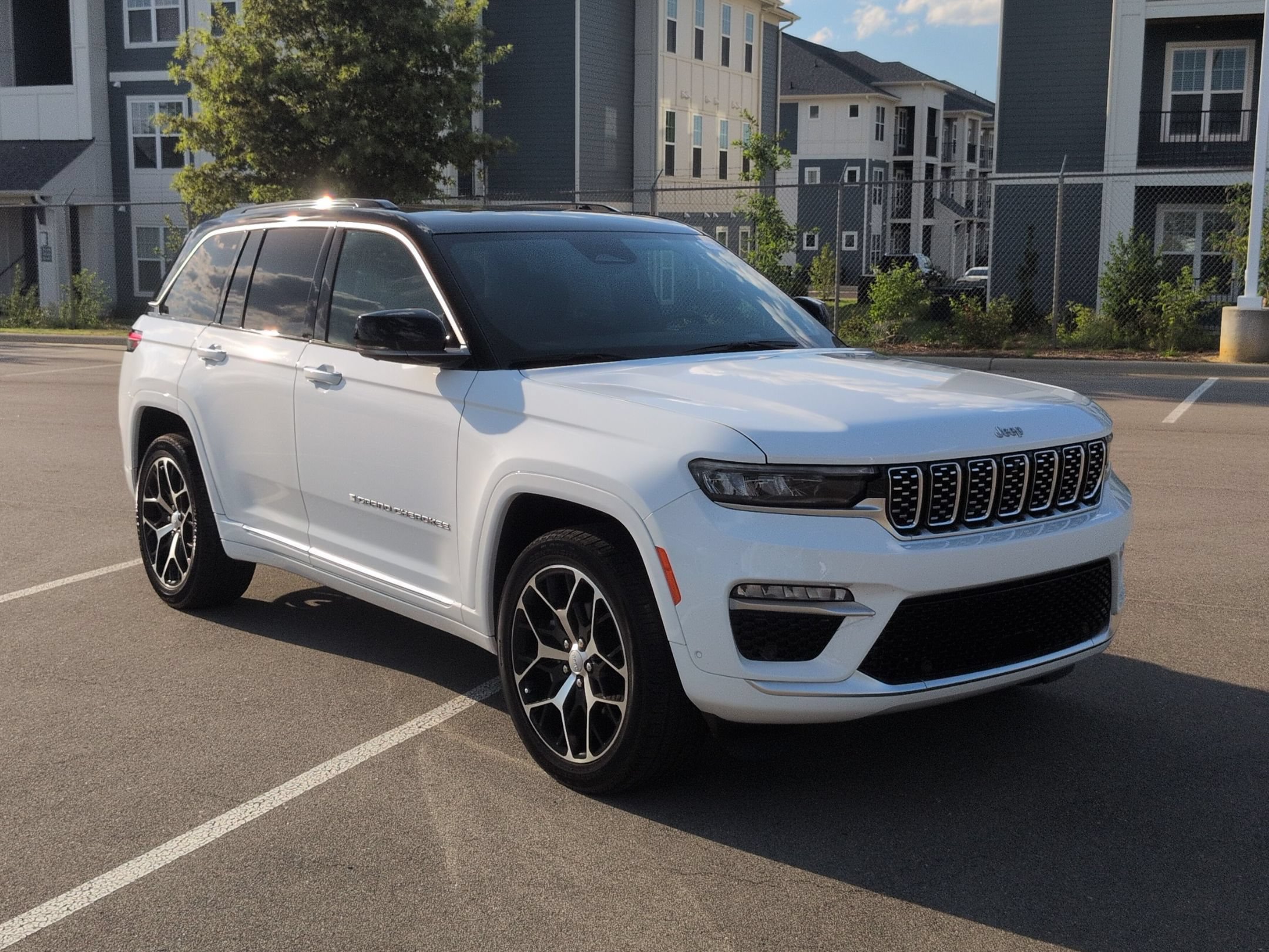 Used 2024 Jeep Grand Cherokee Summit AWD/4WD image 2