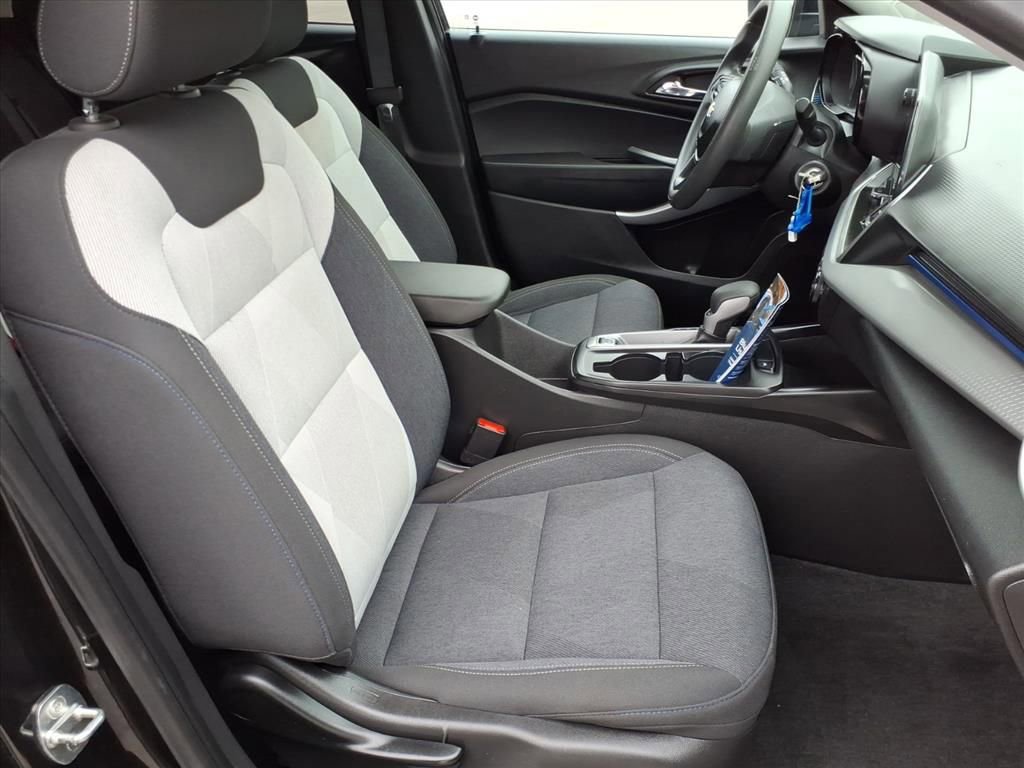 Used 2024 Chevrolet Trax LS w/ LS Convenience Package image 6