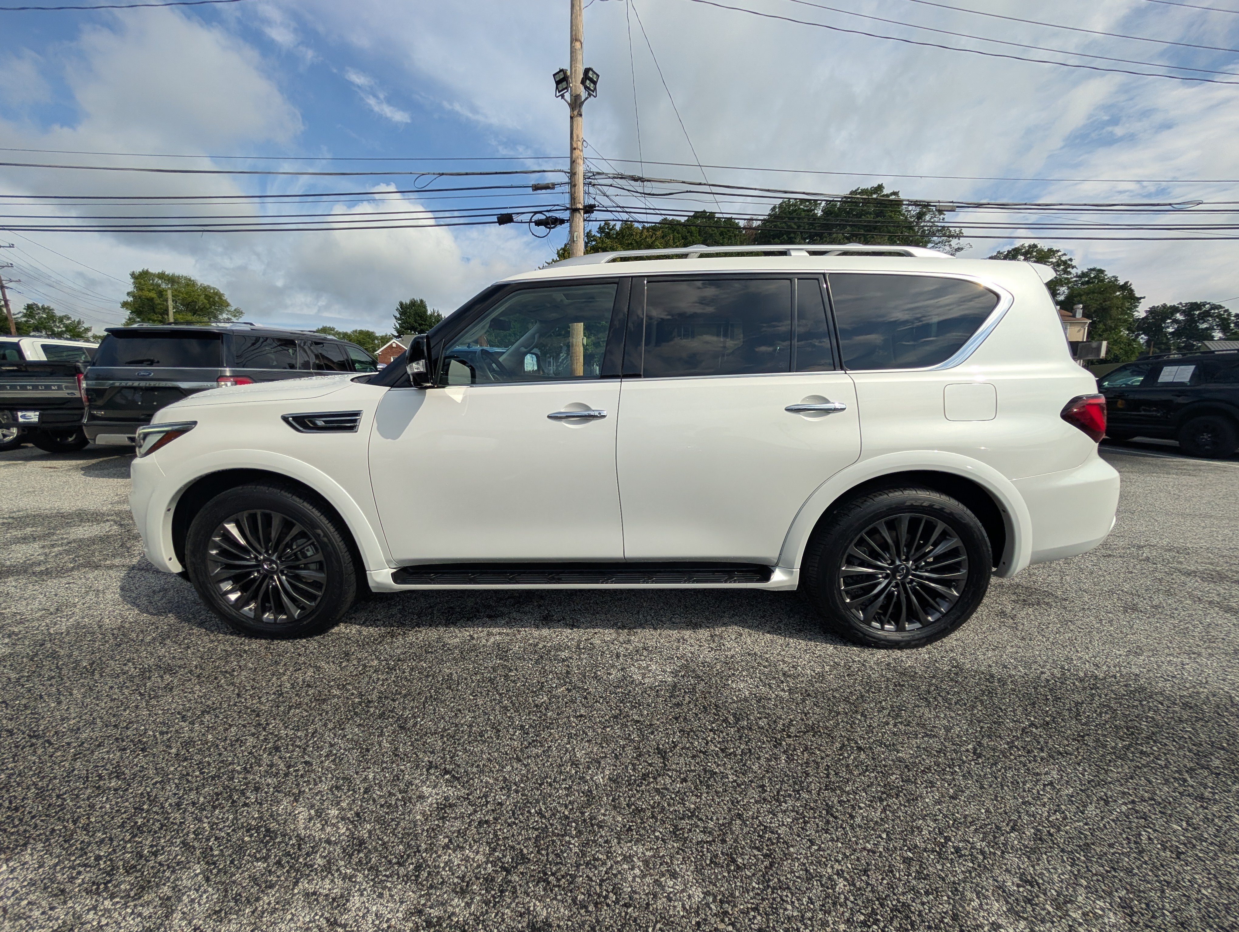 Used 2023 INFINITI QX80 Premium Select w/ Cargo Package AWD/4WD image 3