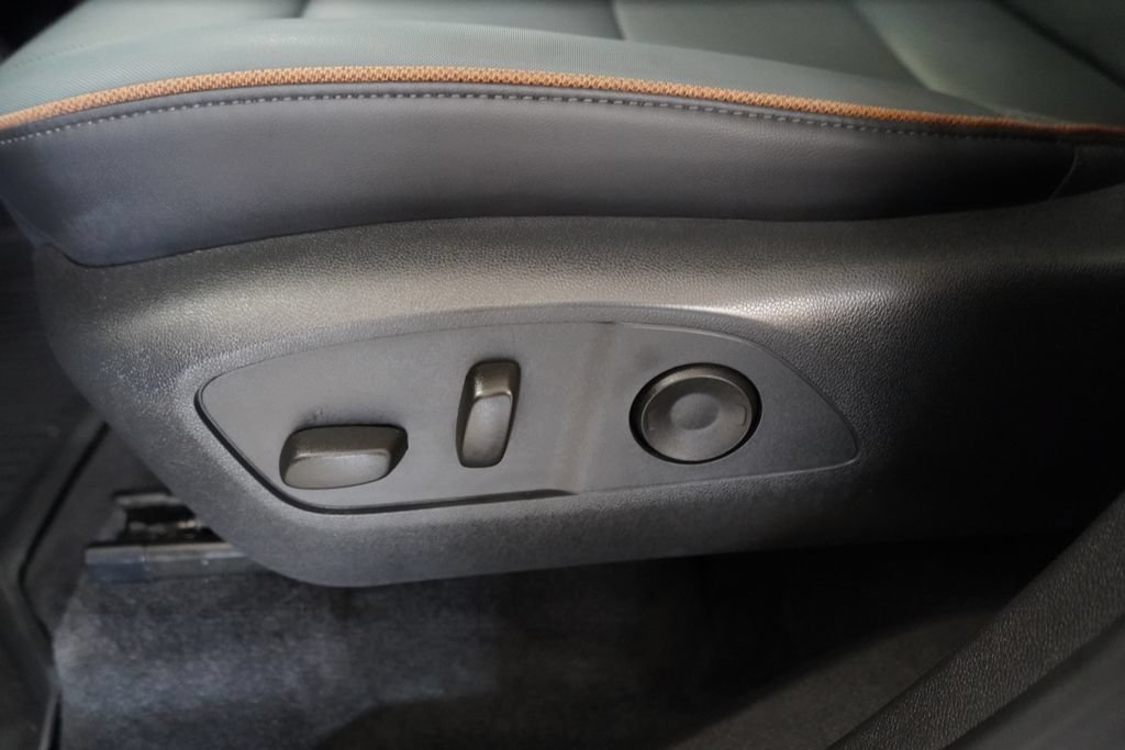 Used 2025 GMC Acadia AT4 w/ Super Cruise Package AWD/4WD image 18